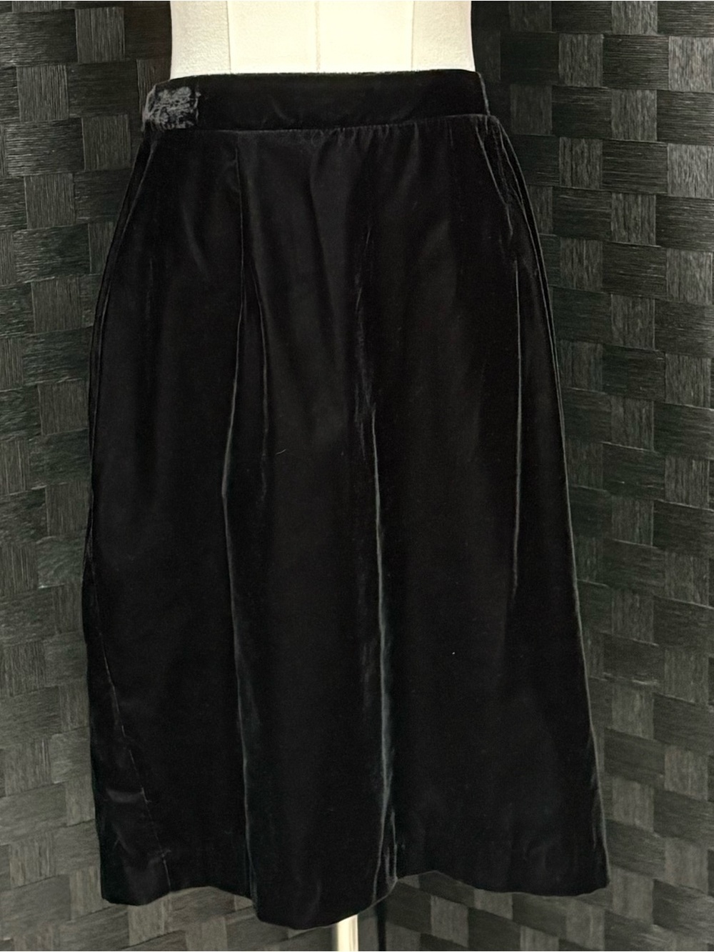 Tres Paquette VTG 90s Black Crushed Velvet A-Line Knee Length Skirt